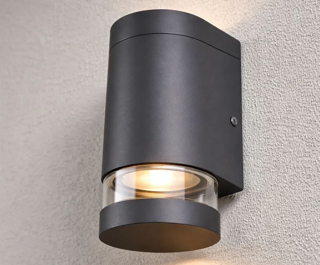 Moderne antracietkleurige buitenlamp.